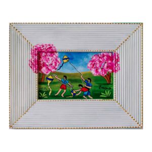 Quadro com 3 crianças brincando de soltar pipa entre dias árvores de copas rosas no gramado verde